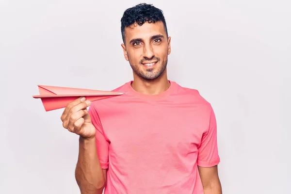 Homem Hispânico Jovem Segurando Avião Papel Olhando Positivo Feliz Sorrindo — Fotografia de Stock