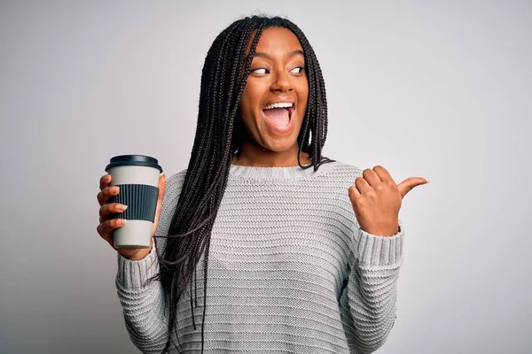 Fiatal Afro Amerikai Lány Iszik Kávé Egy Elviszi Műanyag Csésze — Stock Fotó