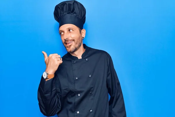 Joven Guapo Usando Pulgar Punto Uniforme Cocina Hasta Lado Sonriente — Foto de Stock