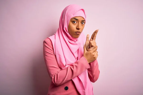 Junge Afroamerikanische Afro Frau Trägt Muslimischen Hijab Vor Isoliertem Rosa — Stockfoto