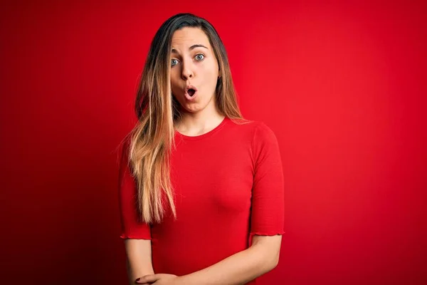 Junge Schöne Blonde Frau Mit Blauen Augen Lässigem Shirt Vor — Stockfoto