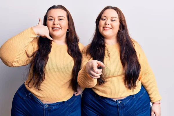 Mladá Velká Dvojčata Oblečená Neformálního Oblečení Usmívají Mluví Telefonu Ukazují — Stock fotografie