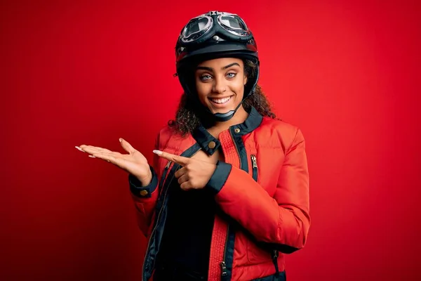 Joven Afroamericana Motociclista Chica Con Casco Moto Gafas Sobre Fondo —  Fotos de Stock