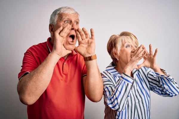 Senior Krásný Pár Stojící Spolu Nad Izolované Bílé Pozadí Křičí — Stock fotografie