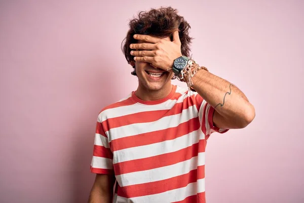 Jovem Bonito Homem Vestindo Listrado Casual Shirt Sobre Isolado Rosa — Fotografia de Stock