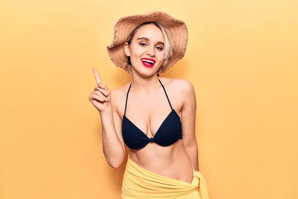 Joven Rubia Guapa Que Lleva Bikini Sombrero Verano Mostrando Apuntando — Foto de Stock