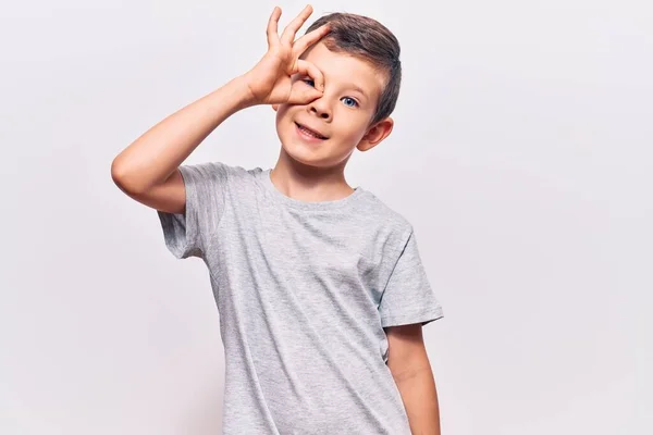 Lindo Niño Rubio Con Ropa Casual Sonriendo Feliz Haciendo Signo —  Fotos de Stock