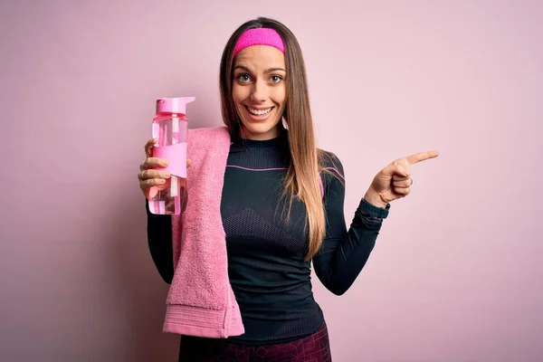 Jonge Fitnessvrouw Draagt Sportkleding Handdoek Drinkwater Uit Meeneemfles Heel Gelukkig — Stockfoto