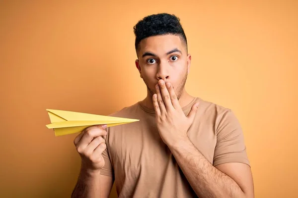 Joven Hombre Guapo Sosteniendo Avión Papel Sobre Aislado Fondo Amarillo —  Fotos de Stock