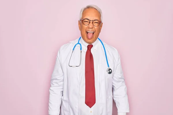 Steteskop Takan Orta Yaşlı Kır Saçlı Bir Doktor Komik Bir — Stok fotoğraf