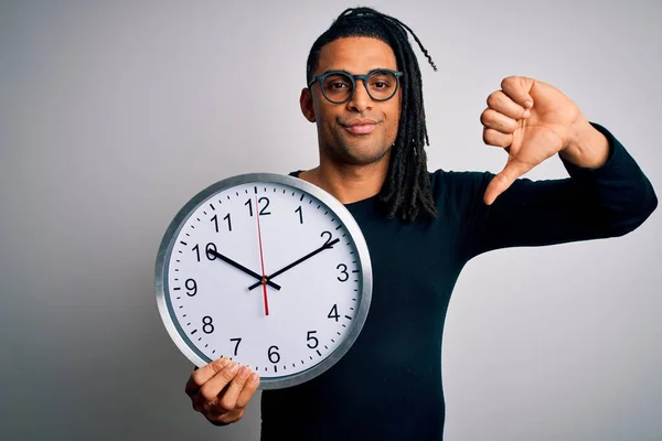 Joven Afroamericano Afro Hombre Haciendo Cuenta Regresiva Sosteniendo Reloj Bic —  Fotos de Stock