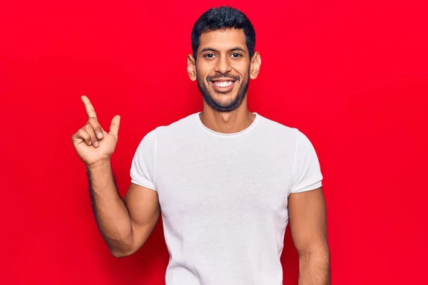 Jovem Latina Homem Vestindo Casual Roupas Sorrindo Feliz Apontando Com — Fotografia de Stock