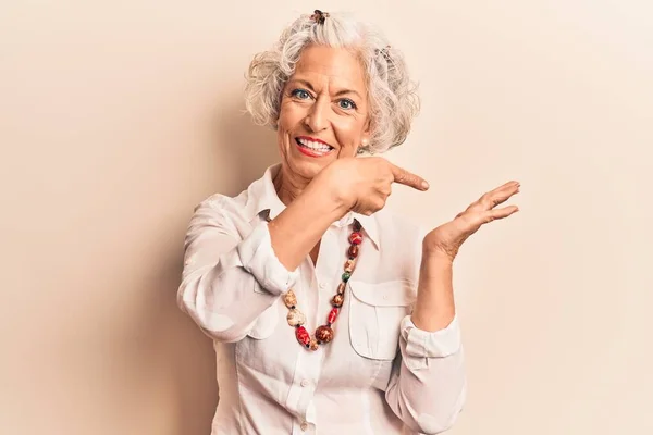 Mulher Cabelos Grisalhos Sênior Vestindo Roupas Casuais Surpreso Sorrindo Para — Fotografia de Stock