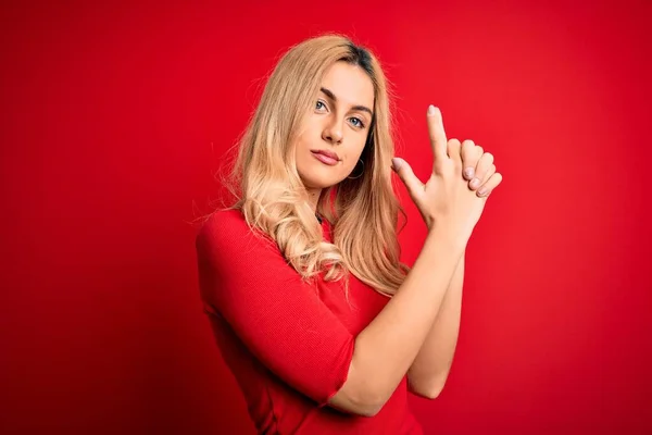 Młoda Piękna Blondynka Ubrana Luźny Shirt Stojąca Nad Odizolowanym Czerwonym — Zdjęcie stockowe