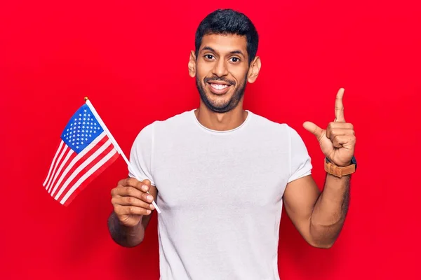 Ung Latinamerikan Håller Usa Flagga Leende Med Idé Eller Fråga — Stockfoto