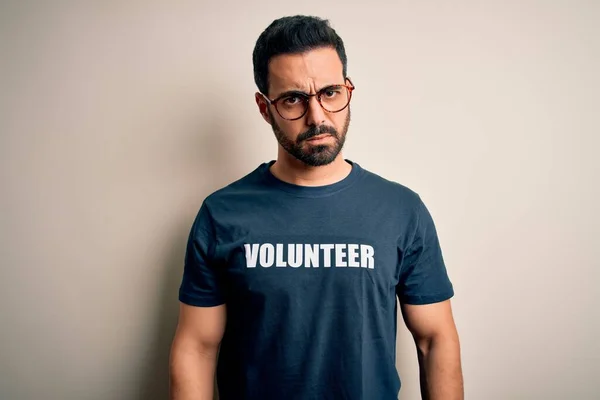 Homem Bonito Com Barba Vestindo Shirt Com Mensagem Voluntária Sobre — Fotografia de Stock