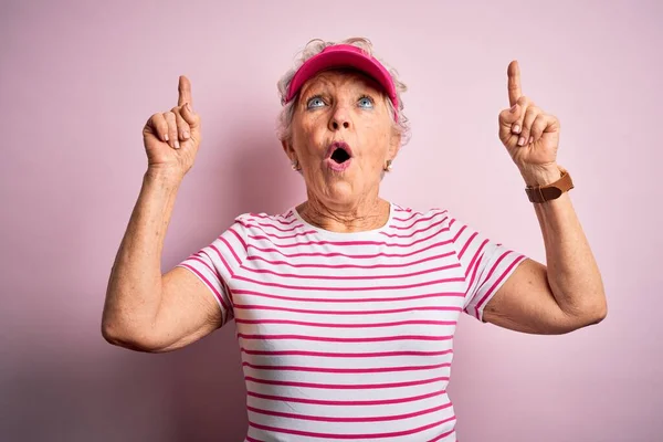 Senior Beautiful Sporty Woman Wearing Sport Cap Standing Isolated Pink — Stock Photo, Image