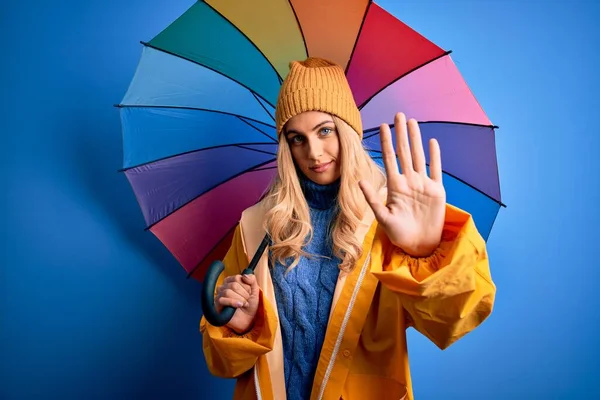 Junge Schöne Blonde Frau Regenmantel Bei Regnerischem Wetter Hält Bunten — Stockfoto