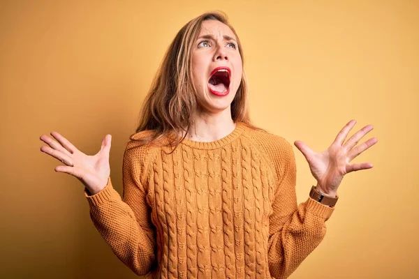 Jonge Mooie Blonde Vrouw Draagt Casual Trui Staan Gele Achtergrond — Stockfoto