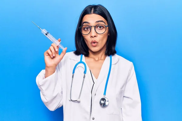 Young Beautiful Latin Woman Wearing Doctor Stethoscope Holding Syringe Scared — Stock Photo, Image