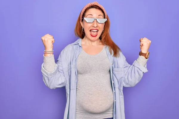 Jonge Roodharige Zwangere Vrouw Verwacht Baby Dragen Grappige Schurk Leven — Stockfoto