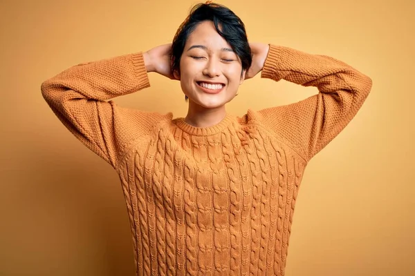 Joven Hermosa Chica Asiática Usando Suéter Casual Diadema Pie Sobre — Foto de Stock