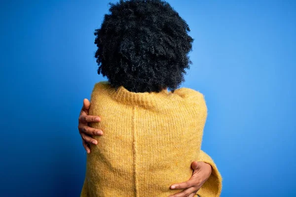 Jeune Belle Afro Afro Américaine Aux Cheveux Bouclés Portant Pull — Photo