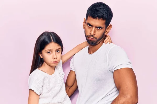 Ung Far Och Dotter Bär Tillfälliga Kläder Deprimerade Och Oroa — Stockfoto