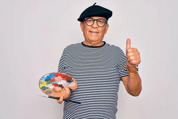 Kıdemli Beyaz Adam Fransız Beresi Çiziyor Renkli Palet Fırça Kullanıyor — Stok fotoğraf