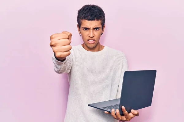 Jonge Afrikaanse Amerikaanse Man Die Een Laptop Vasthoudt Geïrriteerd Gefrustreerd — Stockfoto