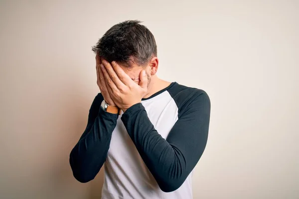 Giovane Bell Uomo Indossa Casual Shirt Piedi Sopra Isolato Sfondo — Foto Stock