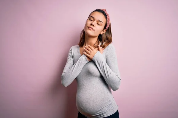 Jonge Mooie Tiener Meisje Zwanger Verwacht Baby Geïsoleerde Roze Achtergrond — Stockfoto