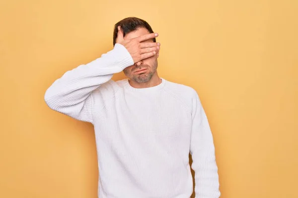 Homem Bonito Jovem Com Olhos Azuis Vestindo Camisola Casual Sobre — Fotografia de Stock