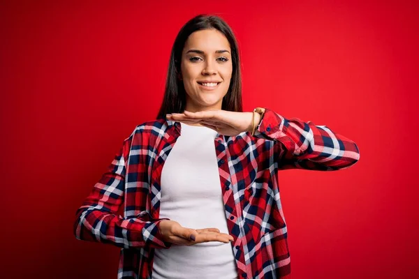 Jonge Mooie Brunette Vrouw Dragen Casual Shirt Staan Geïsoleerde Rode — Stockfoto