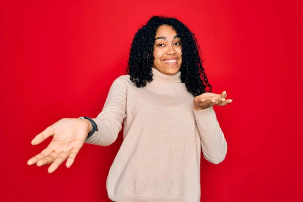 Jeune Femme Frisée Afro Américaine Portant Pull Col Roulé Décontracté — Photo