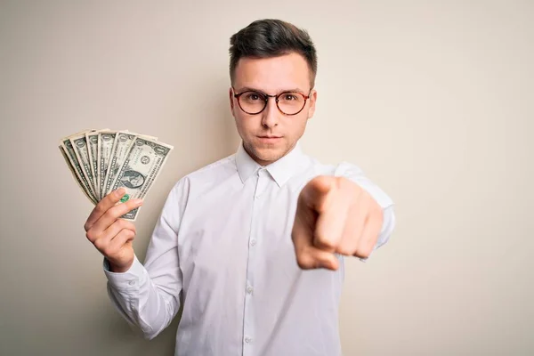 Genç Beyaz Adamı Elinde Bir Dolarlık Banknotlarla Kamerayı Işaret Ediyor — Stok fotoğraf