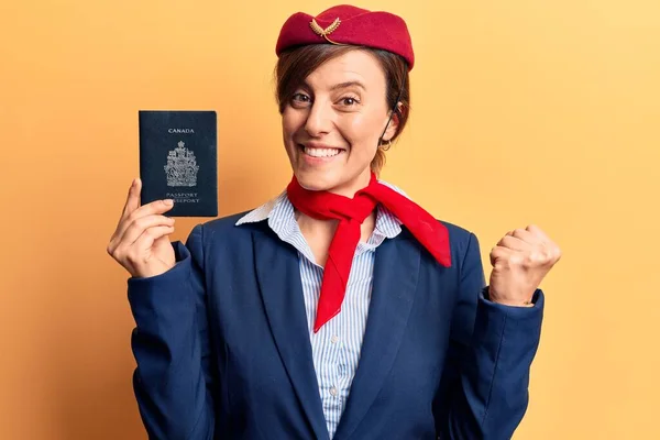 Jeune Belle Femme Portant Uniforme Hôtesse Air Tenant Passeport Canadien — Photo