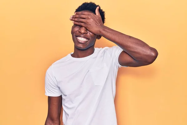 Joven Hombre Afroamericano Vistiendo Ropa Casual Sonriendo Riendo Con Mano — Foto de Stock