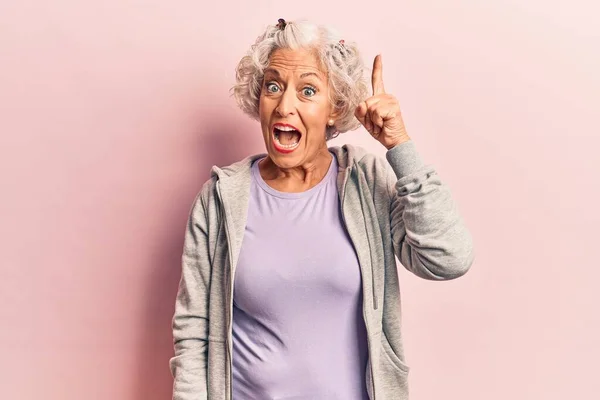 Senior Mujer Pelo Gris Que Lleva Ropa Deportiva Ocasional Apuntando —  Fotos de Stock