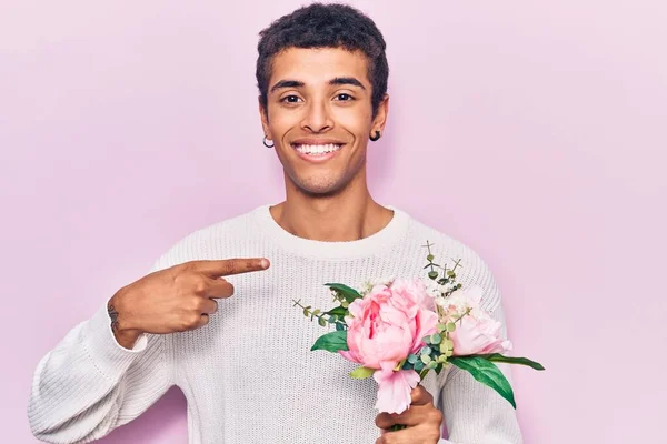 Junger Afrikanisch Amerikanischer Mann Hält Blumen Und Lächelt Glücklich Und — Stockfoto