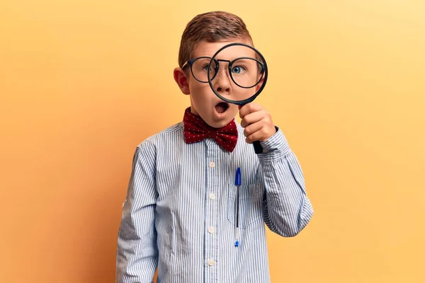 Söt Blond Unge Bär Nörd Fluga Och Glasögon Håller Förstoringsglas — Stockfoto