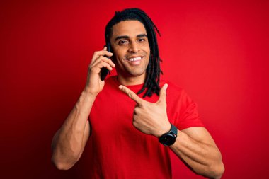 Afrika kökenli Afro-Amerikan bir adam Rastalı konuşuyordu. Akıllı telefonuyla çok mutlu bir şekilde işaret ediyordu.