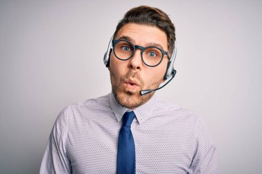 Genç çağrı merkezi operatörü mavi gözlü, gözlüklü, kulaklıklı, korkmuş ve şok olmuş bir iş adamı..