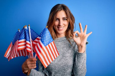 Amerika Birleşik Devletleri bayraklarını tutan güzel, vatansever bir kadın beceriksizlik gününü kutluyor. Parmaklarıyla imza atıyor. Mükemmel bir sembol.