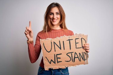 Genç, güzel, esmer bir kadın, birleşik afiş istiyor. Mesajı başparmağımızla gösteriyoruz ve gülümsüyoruz.