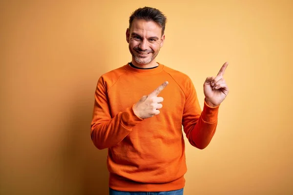 Junger Gutaussehender Mann Orangefarbenem Freizeitpullover Steht Lächelnd Vor Isoliertem Gelben — Stockfoto