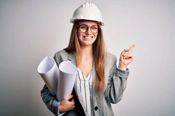 Jonge Mooie Roodharige Architect Vrouw Draagt Bril Veiligheidshelm Houden Blauwdrukken — Stockfoto