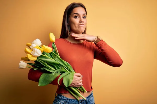Joven Hermosa Morena Sosteniendo Ramo Tulipanes Flores Sobre Fondo Amarillo — Foto de Stock
