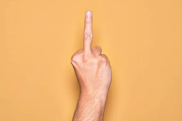 Mão Caucasiano Jovem Mostrando Dedos Sobre Fundo Amarelo Isolado Mostrando — Fotografia de Stock