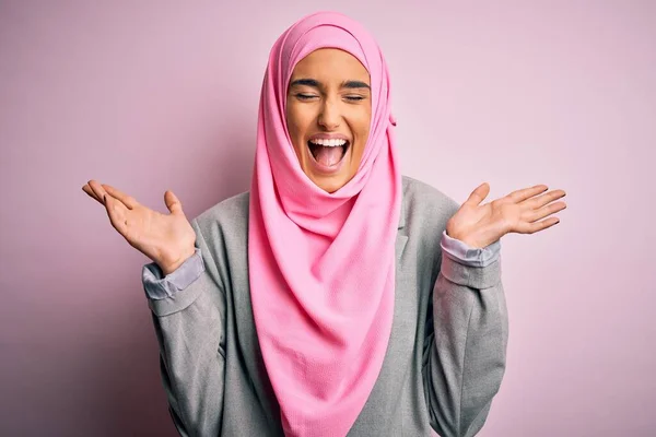 Junge Schöne Brünette Geschäftsfrau Rosa Muslimischem Hijab Und Businessjacke Die — Stockfoto